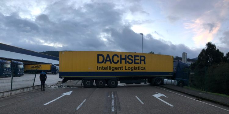 Un camión, a punto de caer por un desnivel en Vigo al no dejar bien puesto el freno de mano