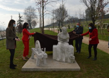 O Pazo de Mos homenaxea ás costureiras cunha escultura obra da Escola de Cantería