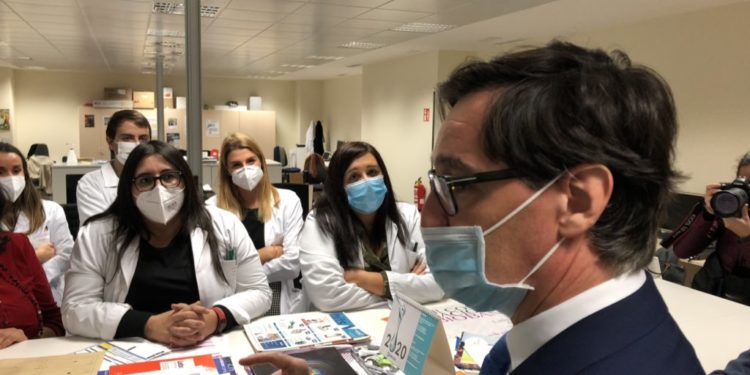 Persoal investigador forza unha reunión en Vigo con Salvador Illa para denunciar a súa “precariedade”