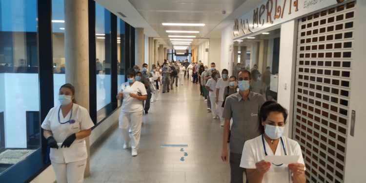 O servizo de limpeza do hospital Álvaro Cunqueiro, en “pé de guerra” para esixir o reforzo do persoal