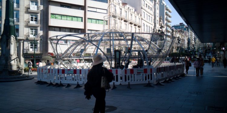 Arranca el montaje de la gran bola de Navidad en Vigo