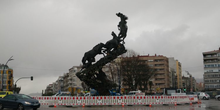 El Concello de Vigo refuerza la escultura de la Praza de España tras detectar “patologías menores”