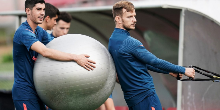 El Sevilla, próximo rival del Celta, suspende su entrenamiento por el contagio de un jugador