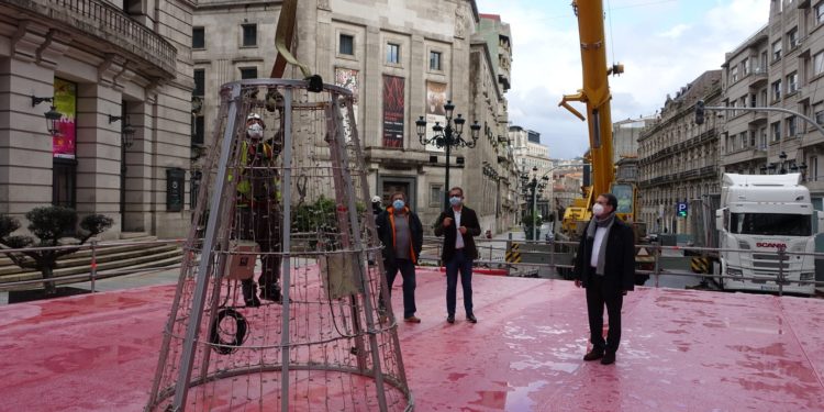 El Concello de Vigo inicia el montaje del árbol de Nadal: «Es la ilusión de los niños»
