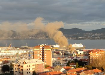 Un incendio en un barco atracado en Bouzas moviliza a los bomberos de Vigo