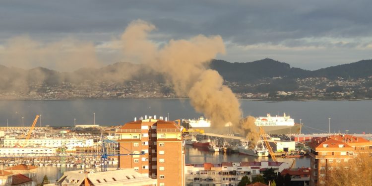 Un incendio en un barco atracado en Bouzas moviliza a los bomberos de Vigo
