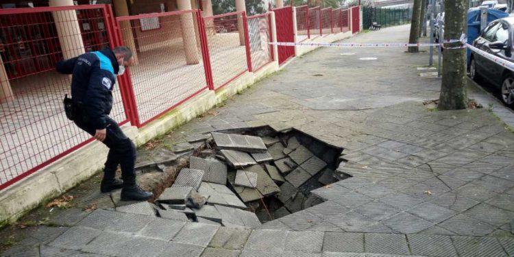 Precintan la acera junto a la Escuela Oficial de Idiomas por la aparición de un socavón