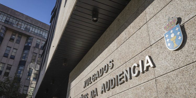 Condenan a doce años de cárcel a un acusado de intentar asesinar a cuchilladas su mujer en Vigo