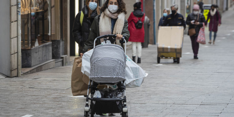 El área sanitaria de Vigo vuelve a reducir con fuerza su incidencia acumulada de los últimos 14 días