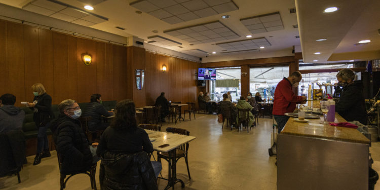 La hostelería de Vigo regresa a medio gas tras un mes de cierre