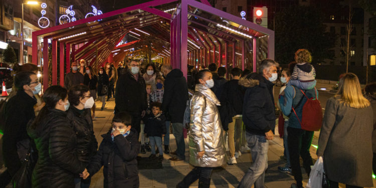 Vigo llena la nueva Gran Vía: paseos en las rampas y protestas en la calzada