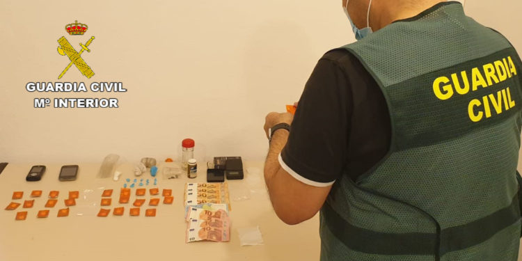 Detenido en su vivienda de  Baiona con cocaína, heroína, hachís, metadona y trankimacín