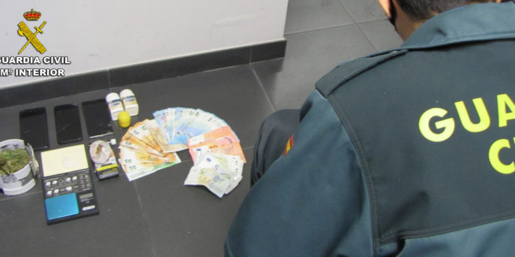 La Guardia Civil desarticula un punto de venta de drogas en una casa ocupada en Ponteareas