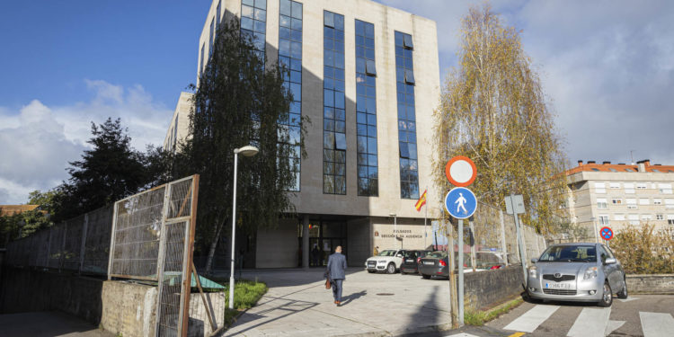 La Audiencia de Vigo juzga de nuevo a la empleada del Sergas acusada de espiar a su hija