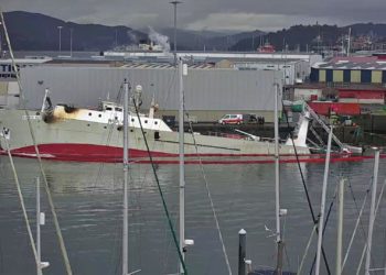 Buzos inspeccionan el ‘Baffin Bay’ en Bouzas para extraer el gasóleo y reflotar el barco