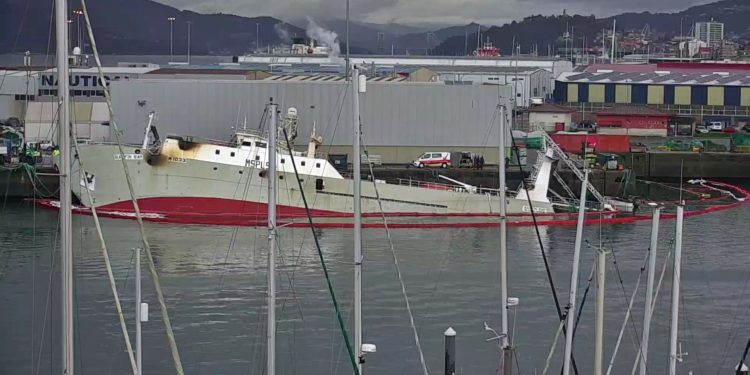 Buzos inspeccionan el ‘Baffin Bay’ en Bouzas para extraer el gasóleo y reflotar el barco