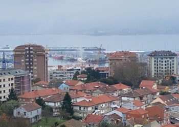 Bomberos de Vigo intervienen de nuevo en el «Baffin Bay» tras reavivarse el fuego