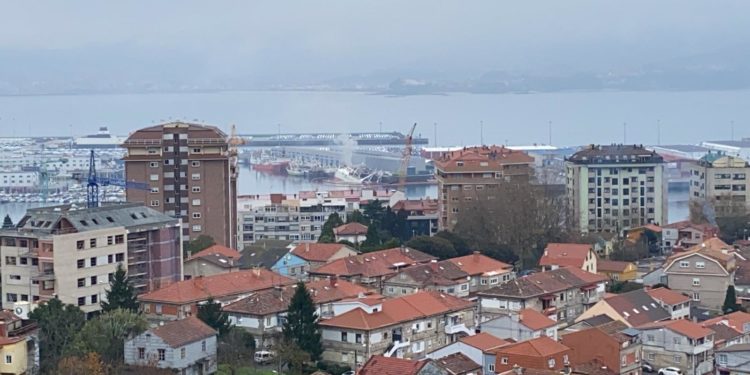 Bomberos de Vigo intervienen de nuevo en el «Baffin Bay» tras reavivarse el fuego