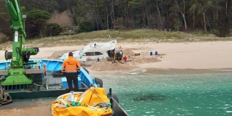 Operativo en el Parque Nacional para rescatar de una playa de Cíes un barco varado por el temporal