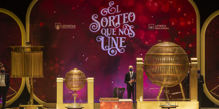 El Quinto Premio al 86.986 reparte diez décimos en seis administraciones de Vigo, O Porriño y Mos