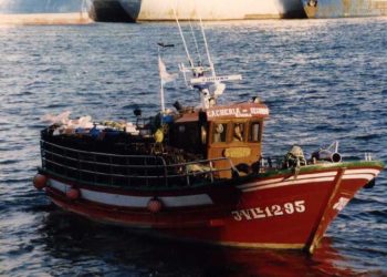 El hundimiento del ‘Cacheiras’ en Aldán provoca un vertido de gasóleo y obliga a cerrar las bateas