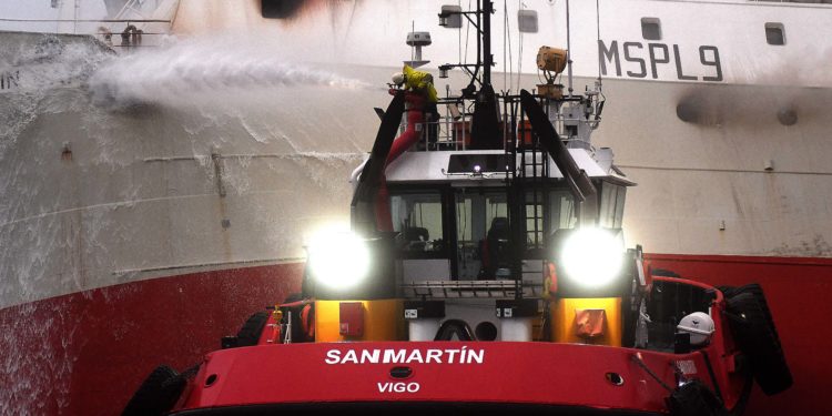 El «Baffin Bay» sucumbe al fuego y se hunde en Bouzas