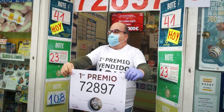 Vigo y O Porriño reparten décimos del Gordo de la Lotería de Navidad