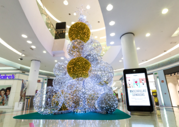 El Gran Vía de Vigo enciende la Navidad con un árbol de 8 metros de alto