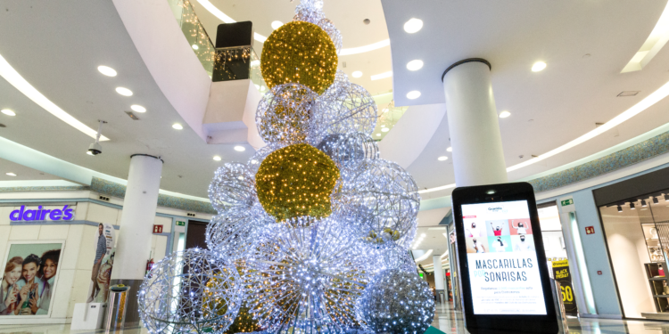 El Gran Vía de Vigo enciende la Navidad con un árbol de 8 metros de alto