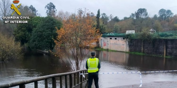 Rescatados de sus casas en Ponteareas al inundarse por el desbordamiento del  río Tea