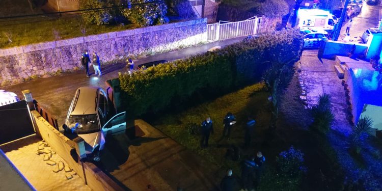 Un vigués se enfrenta a la policía tras chocar contra tres vehículos y el portal de una vivienda