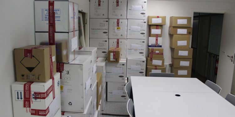 Os 52 concellos de menos de 20.000 habitantes da provincia recibirán 54.000 novas máscaras