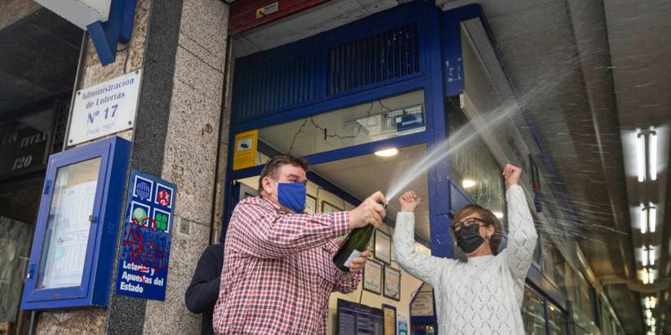 La Lotería de Navidad riega varios barrios de Vigo con 11 millones y O Porriño se lleva 430.000 euros