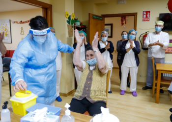 María y Abilio reciben las primeras vacunas en el área de Vigo