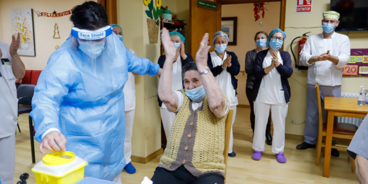 María y Abilio reciben las primeras vacunas en el área de Vigo