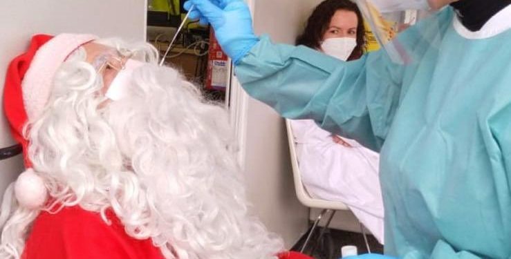 Papá Noel pasa su PCR en el Covid Auto del Cunqueiro