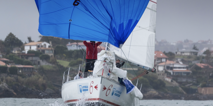 La borrasca «Dora» impide competir a los Figaro en Baiona