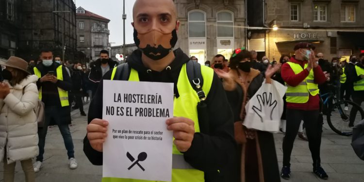 Hosteleros de Vigo marchan por el centro de la ciudad: «Las ayudas no llegan, aunque lo digan los titulares»