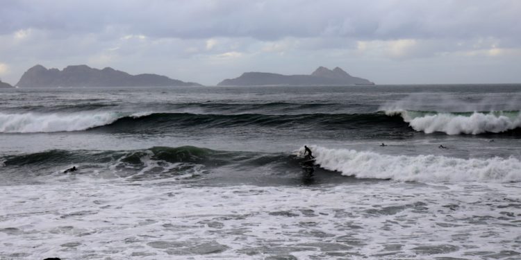 Alerta naranja en las Rías Baixas por olas de entre 5 y 6 metros