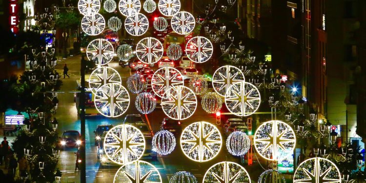 Así será finalmente la Navidad en España: reuniones de hasta diez personas, niños incluidos, y toque de queda a las 01.30 horas