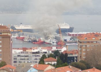 Desplazan drones y una motobomba de gran caudal a Bouzas para intentar sofocar el incendio en el ‘Baffin Bay’