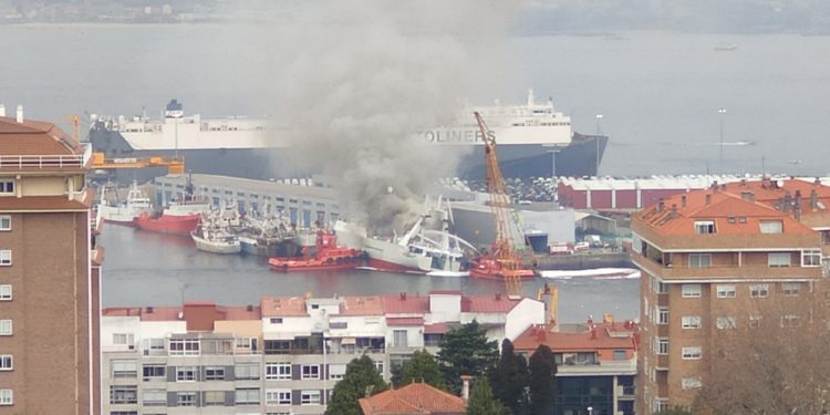 Desplazan drones y una motobomba de gran caudal a Bouzas para intentar sofocar el incendio en el ‘Baffin Bay’