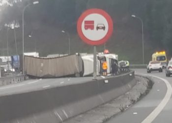 Colas kilométricas en la AP9 al volcar un tráiler a la altura de A Madroa