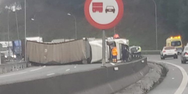 Colas kilométricas en la AP9 al volcar un tráiler a la altura de A Madroa