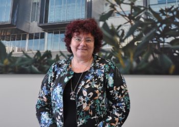 A catedrática viguesa África González recibe o Premio Women CEO