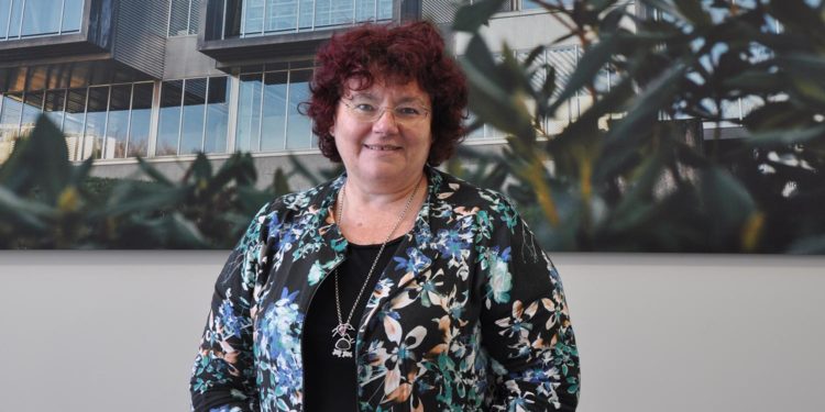 A catedrática viguesa África González recibe o Premio Women CEO