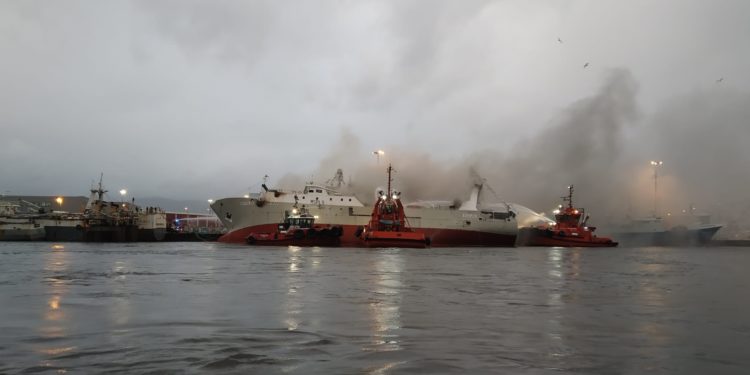 La noche cae sobre el ‘Baffin Bay’, que avanza hacia su hundimiento en el muelle de Bouzas