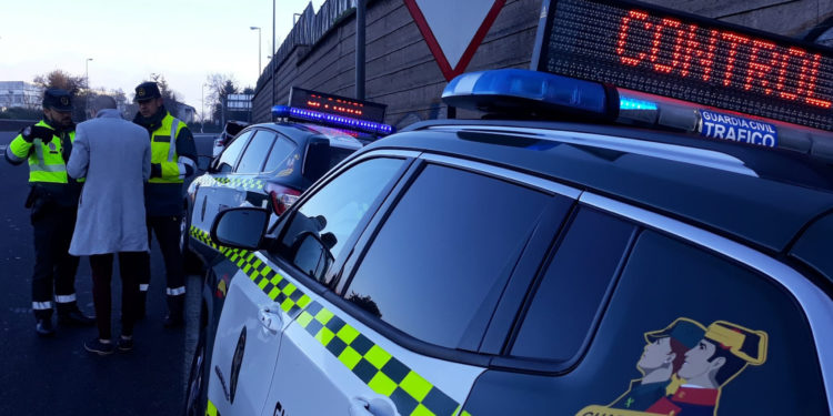 A DXT desenvolve unha campaña especial de control de alcohol e drogas entre nas estradas galegas