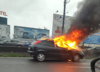 Alarma en la entrada a Vigo por un coche ardiendo en la Avenida de Madrid