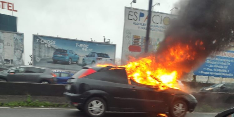 Alarma en la entrada a Vigo por un coche ardiendo en la Avenida de Madrid
